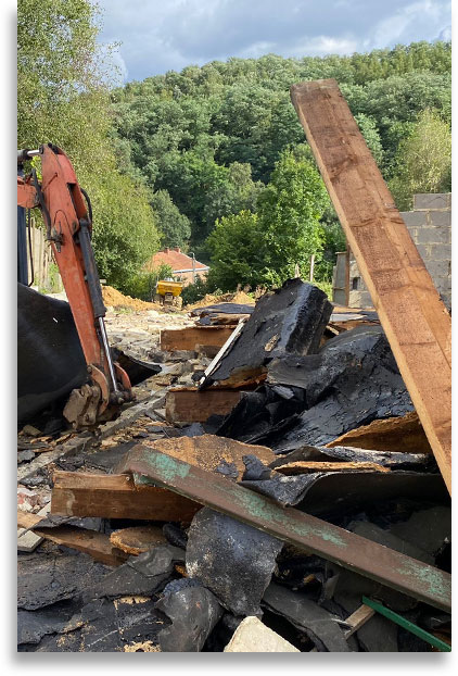 pelleteuse pendant la démolition d'un batiment