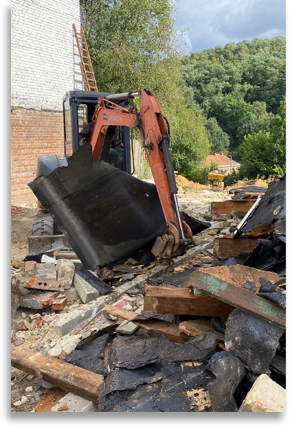 pelleteuse pendant la démolition d'un batiment